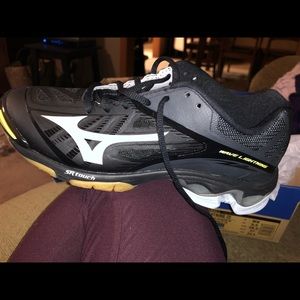 Mizuno wave lightning z2 volleyball shoes